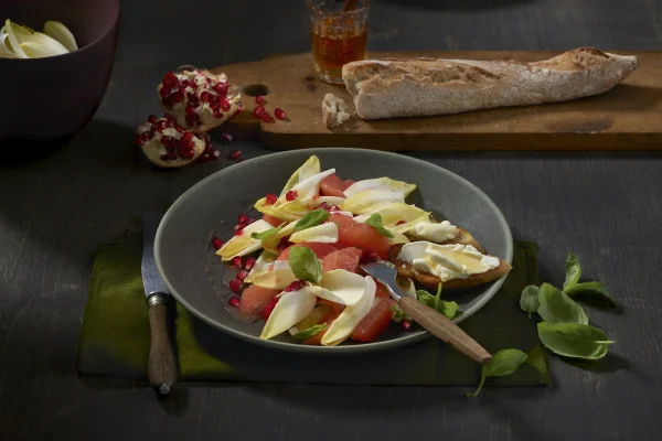 Slika recepta: Solata iz roza grenivke, cikorije in kozjega sira