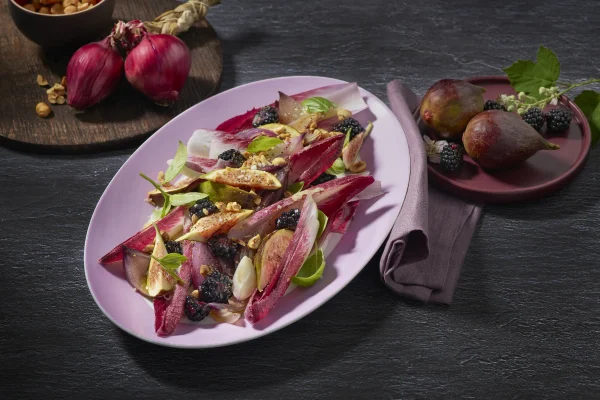 Slika recepta: Solata iz vijoličastega radiča s figami in robidnicami