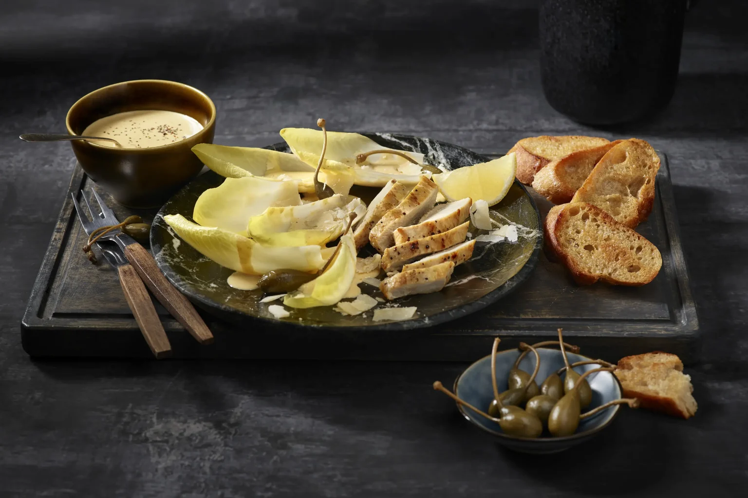 Slika recepta: Cesarjeva solata iz cikorije s piščančjimi prsmi.