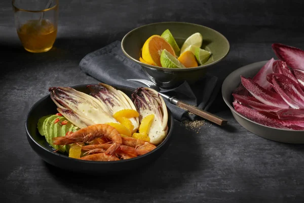 Slika recepta: Karameliziran rdeči radič s pomarančami, kozicami, čilijem in avokadom