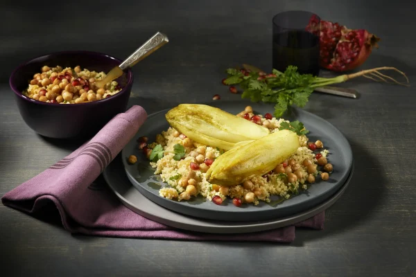 Slika recepta: Orientalski pražen radič s čičerko, kuskusom in semeni granatnega jabolka