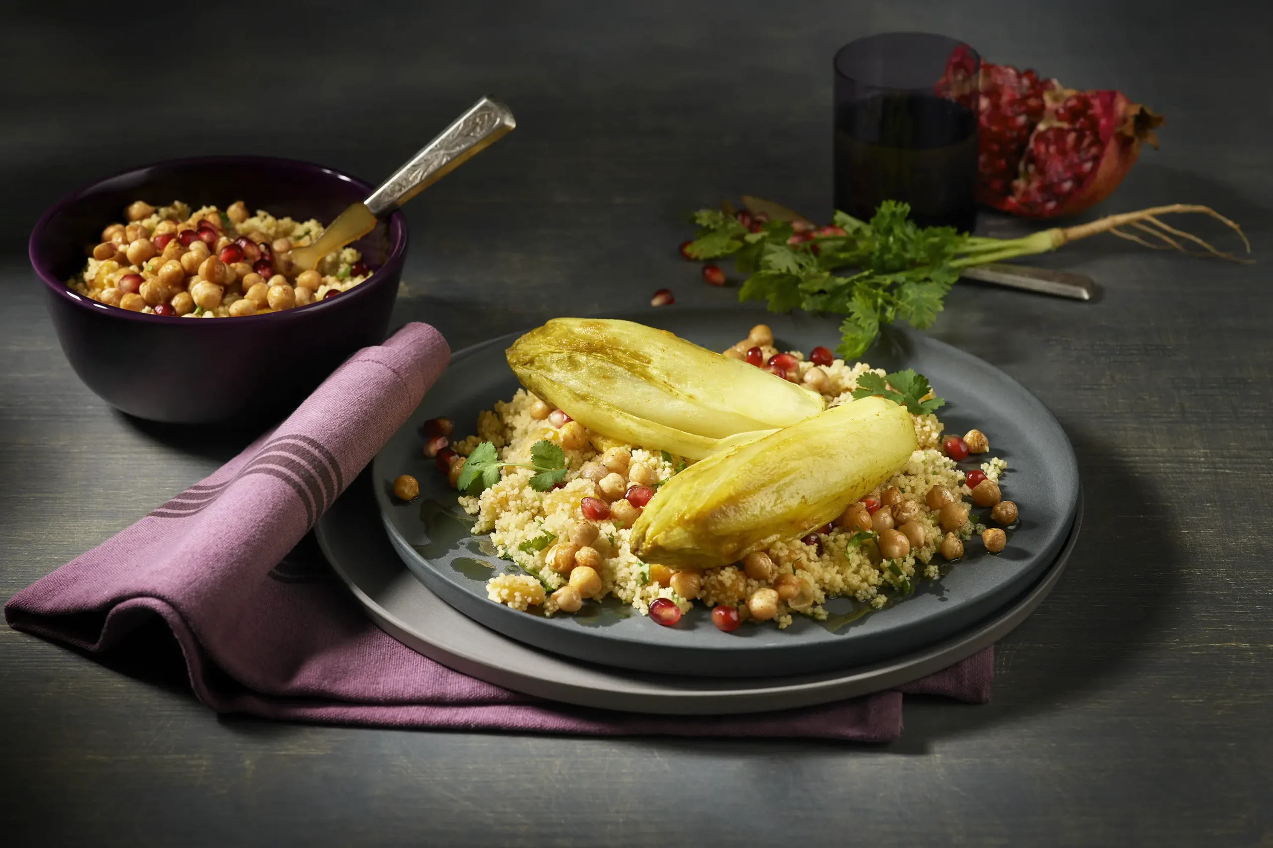 Slika recepta: Orientalski pražen radič s čičerko, kuskusom in semeni granatnega jabolka